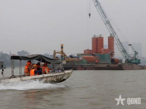 Bảo đảm an toàn đường thủy khi thi công trên sông Hồng